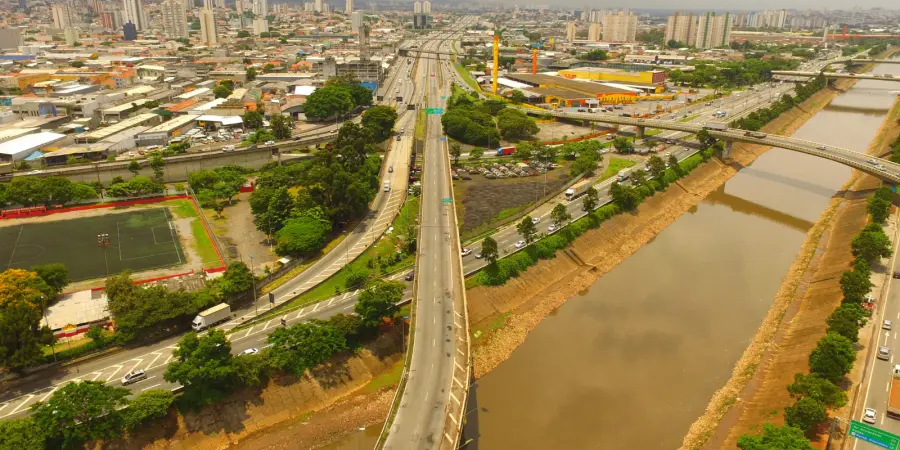 Vista aérea de rio para tratamento de água